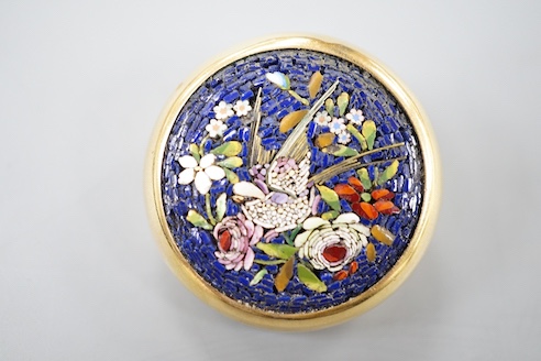 A 20th century yellow metal and micro mosaic set circular brooch, 30mm, gross weight 14.5 grams.